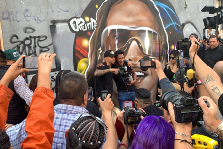 Visita sorpresa de Ozuna al barrio de Tepito a develar mural y enloquecer a fans