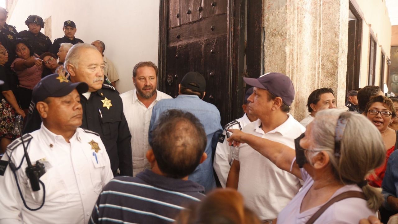 Este lunes, comerciantes acudieron al Ayuntamiento para protestar sobre la incertidumbre que les genera la remodelación de la Plaza Grande.- Foto de Expreso Yucatán