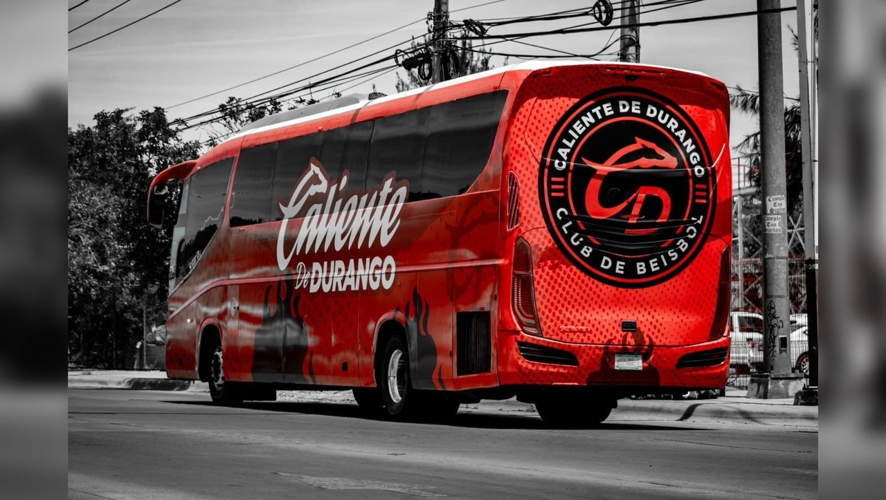 El autobús oficial del equipo Caliente de Durango ya recorre las calles de la ciudad. Foto: Facebook Caliente de Durango.