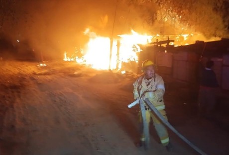 Fuego consume cuatro tejabanes en Escobedo