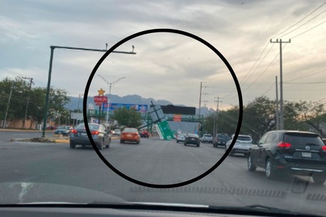 Se cae señalética vial cerca del Estadio de Rayados en el municipio de Guadalupe
