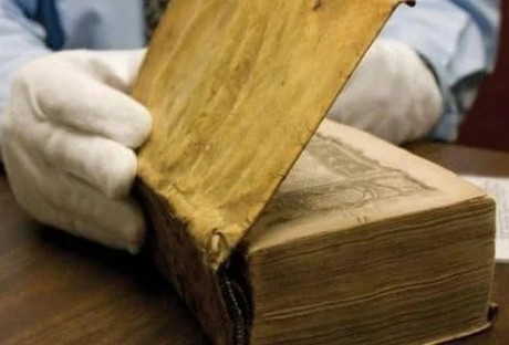 Retira Harvard libro con cubierta hecha de piel humana