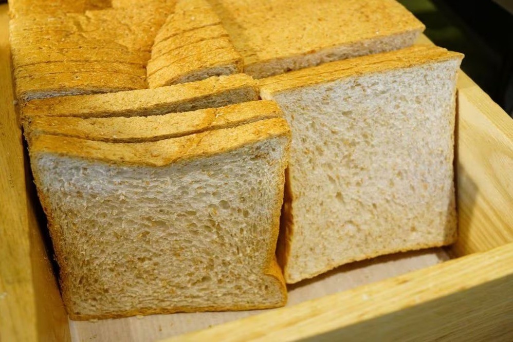 De esta manera en su publicación más reciente en la revista del consumidor, se analizó al menos 46 productos de las principales marcas de pan utilizado convencionalmente para sandwiches en México. Foto: Profeco.