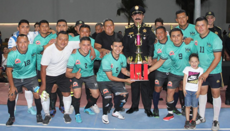 Comandante Saidén premia a ganadores de torneo de futbol de SSP