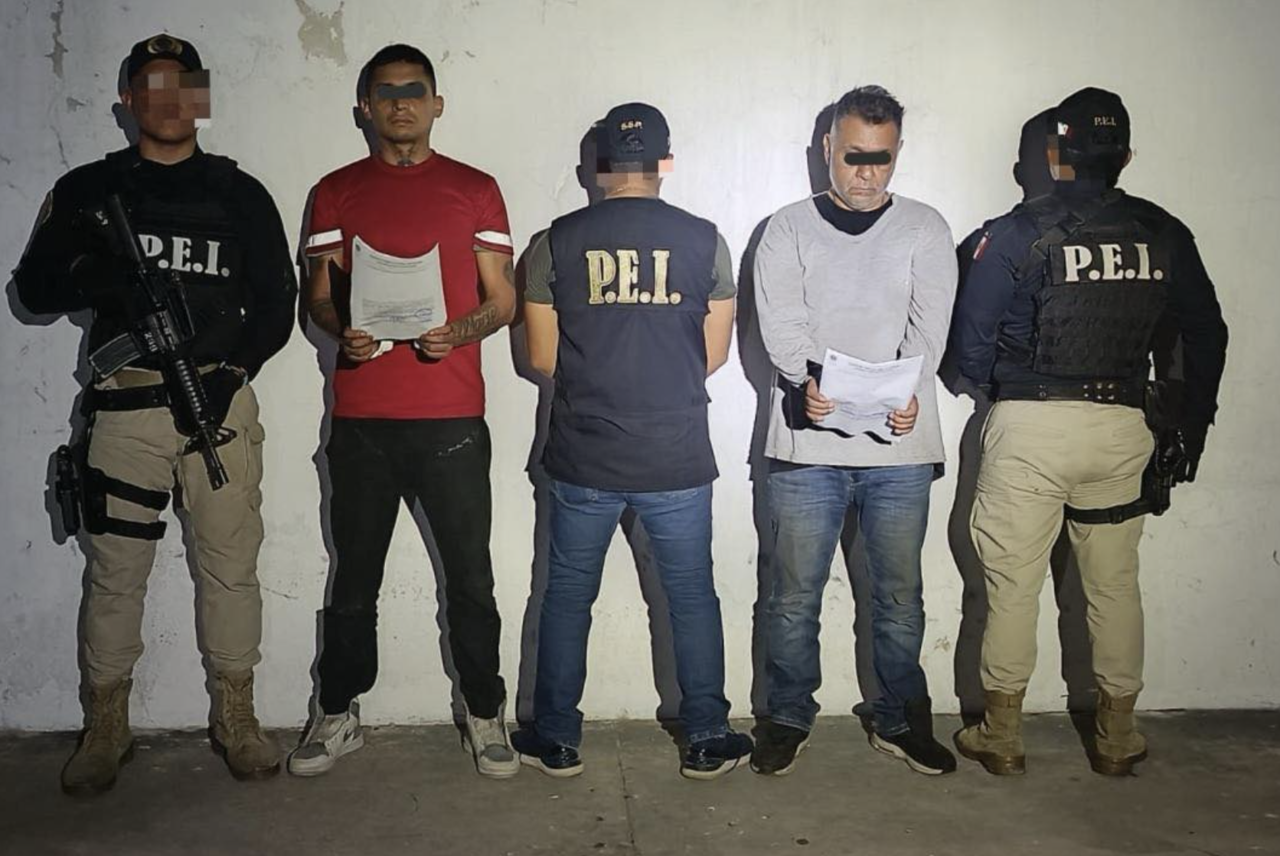 Tras una denuncia, dos sujetos fueron detenidos por su probable responsabilidad en el robo de computadoras en el estacionamiento del Ayuntamiento de Mérida.- Foto de la SSP