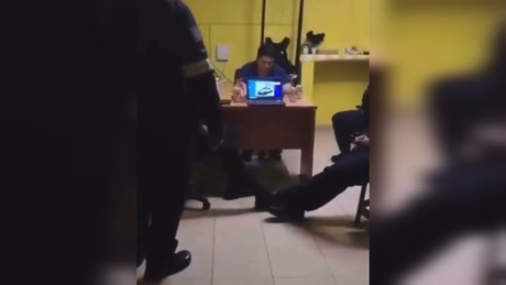 Corren a policía estatal por hacer fiesta y borrachera en  la oficina (VIDEO)