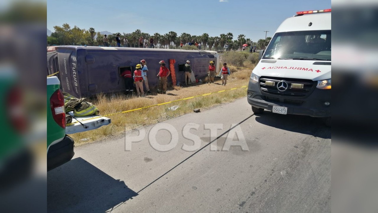 Paramédicos auxiliando a los afectados por la volcadura del camión. Foto: Especial/POSTAMX.