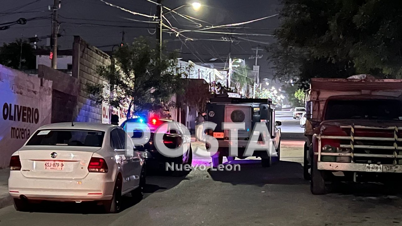 Tras el arribo de personal de las ambulancias municipales y agentes ministeriales se confirmó la muerte de la víctima. Foto: Raymundo Elizalde.