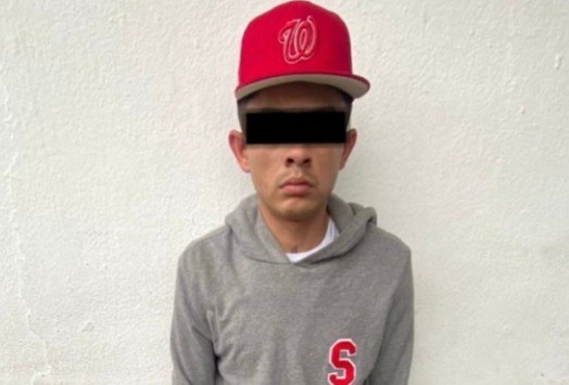 Alfonso David 'R', de 27 años al momento de su detención vestía una gorra roja y una sudadera gris. Foto: Policía de Guadalupe.