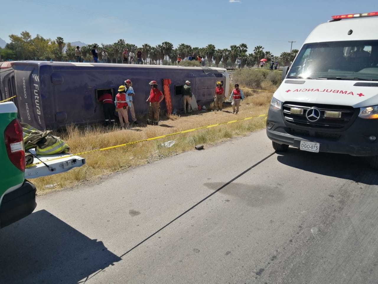 Dos mujeres muertas al volcar autobús que iba de Monterrey a Chihuahua. Fotos. Luis Lozano de POSTA Durango