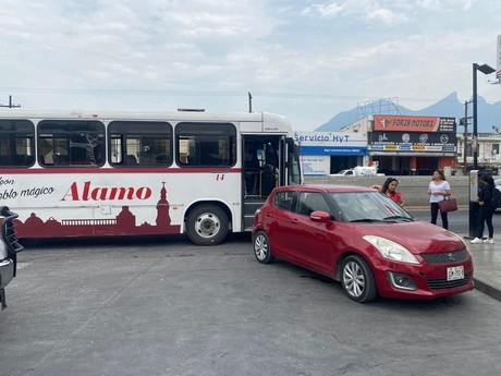 Chocan auto y ruta Álamo al sur de Monterrey; hay un menor lesionado