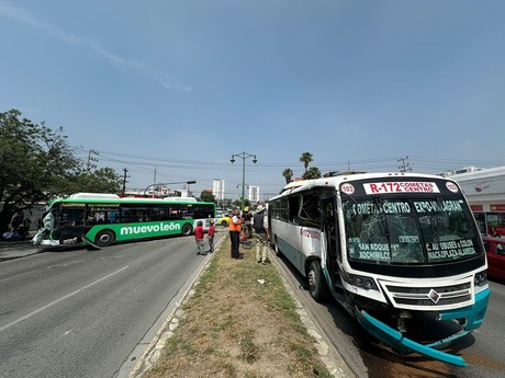Chocan dos camiones en el centro de Monterrey; hay 8 lesionados