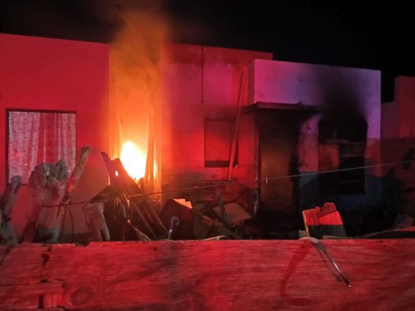Bomberos sofocan incendio en casa de Pesquería