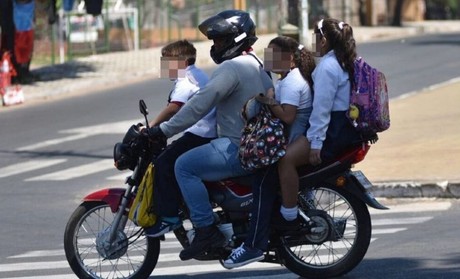 Menores de 12 años ya NO podrán viajar en motocicleta