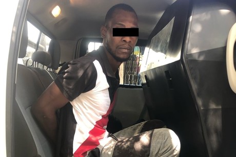 >Hombre de origen haitiano golpea a mujer después de exigirle que trabaje