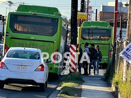 Choque de ruta 138 y auto deja dos mujeres heridas en Monterrey