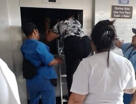 Rescatan a enfermera atrapada en elevador de un hospital en Morelos