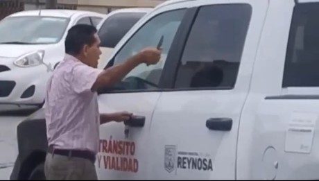VIDEO: Choca a Tránsitos de Reynosa y luego los amenaza con cuchillo