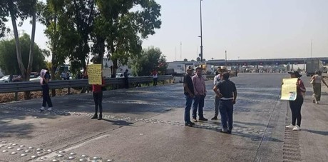 Manifestantes exigen entrega de restos en autopista México-Querétaro