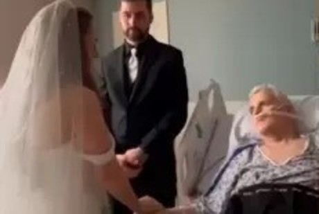 >Se casa mujer en hospital para que su papá la viera antes de morir