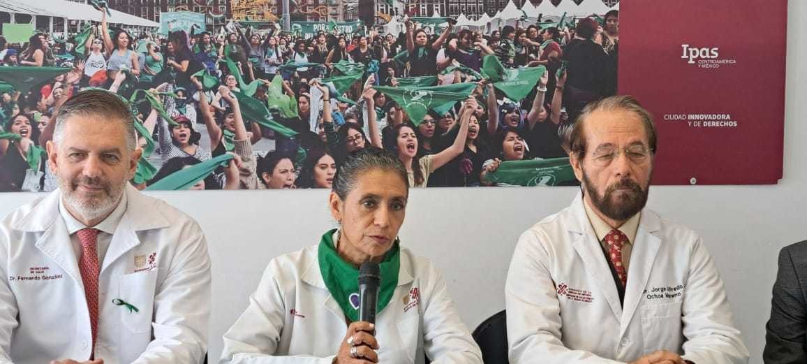 Doctora Oliva López Arellano y compañeros de la SEDESA.      Foto: SEDESA