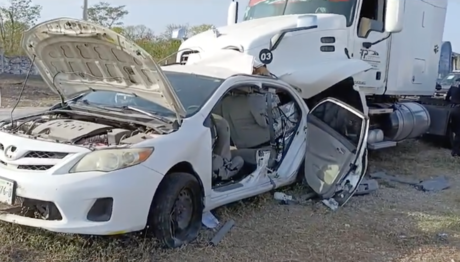 Trailero se duerme y choca la parte trasera de un auto en la Mérida-Campeche