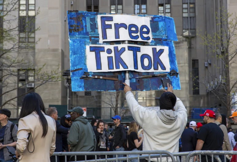 Un hombre lleva un cartel con la leyenda “Free TikTok” (“Liberen a TikTok). (AP Foto/Ted Shaffrey, Archivo)