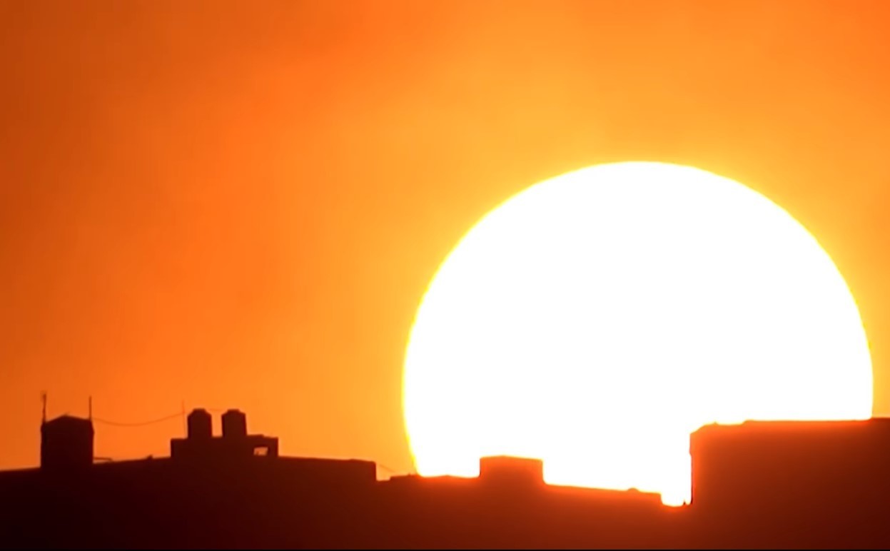 Un eclipse total de Sol ocurre cuando la Luna se alinea con precisión entre la Tierra y el Sol. Foto. Captura de Imagen