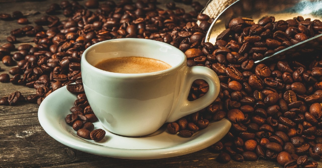 La recomendación es tomar la primera taza de café una o dos horas después de despertar. Foto: PROFECO