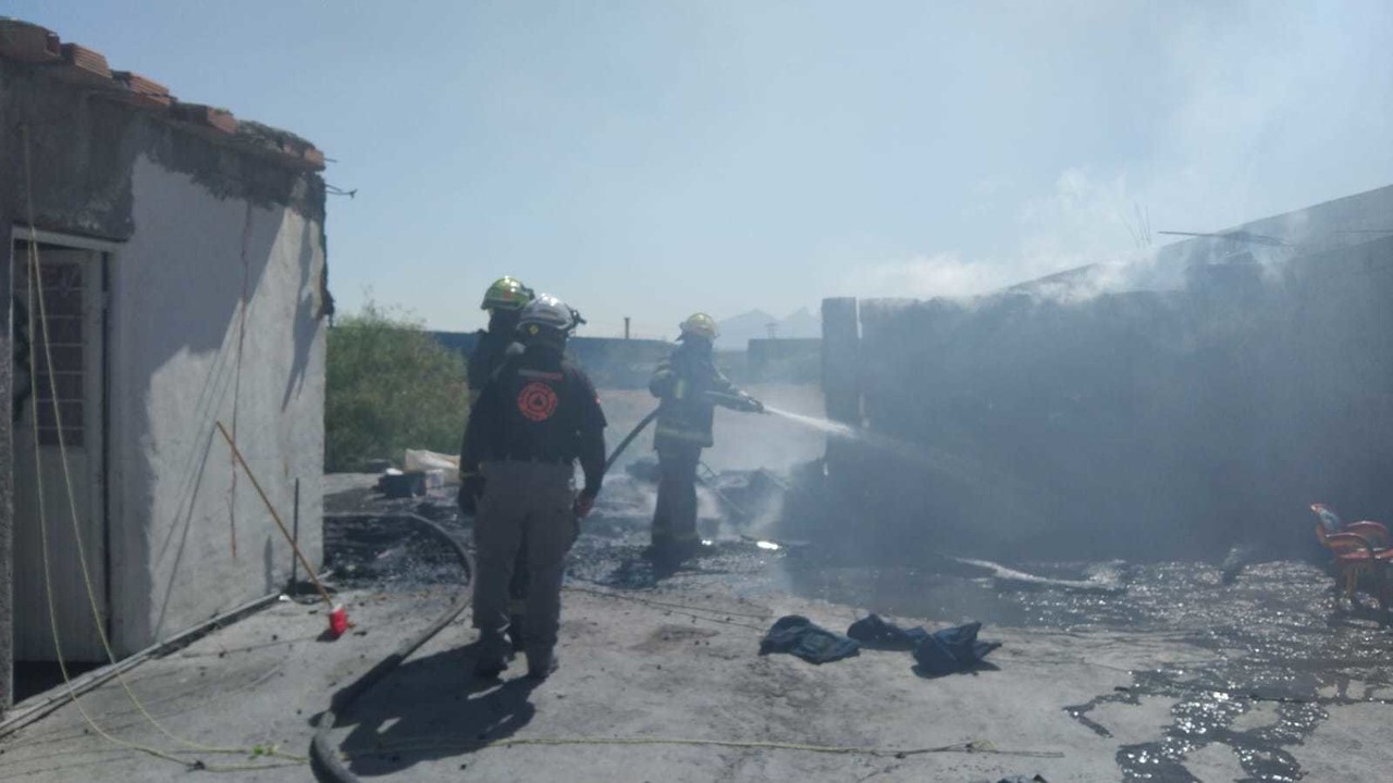 Acude unidad de Protección Civil Nuevo León a reporte de incendio en un tejaban en la segunda planta. Fotos. PCNL