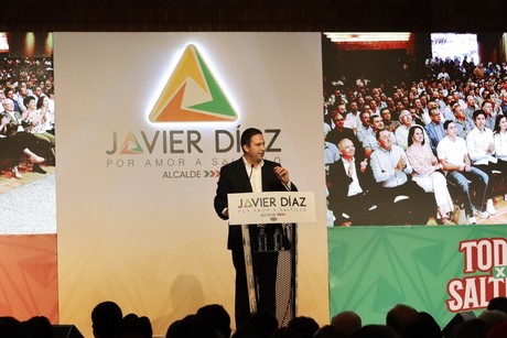 Presenta Javier Díaz 'Plataforma Política'; asisten cientos de saltillenses