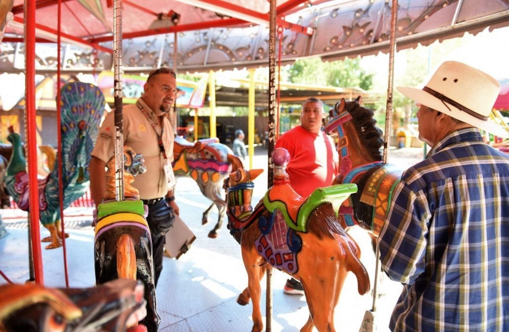 Personal de Protección Civil realizando las inspecciones en los juegos mecánicos. (Fotografía: Gobierno de Torreón)
