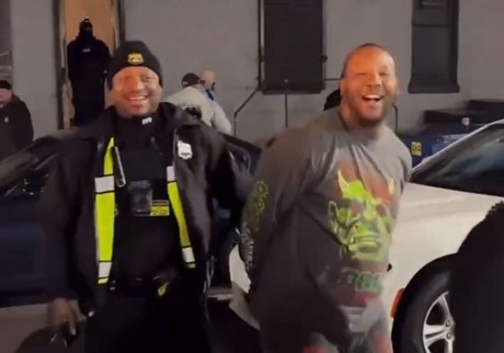 Arresta policía a su hermano gemelo y ambos se ríen (VIDEO)