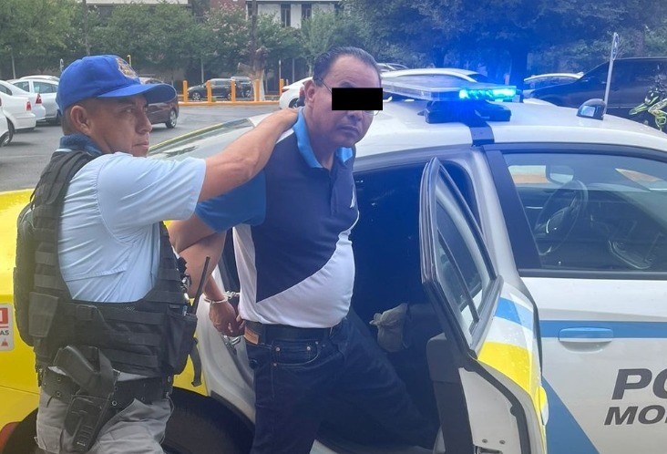 Genaro Ll., de 50 años de edad, fue denunciado por trabajadores de una tienda, que alertaron se llevaba roba de diversas marcas. Foto: Policía de Monterrey.