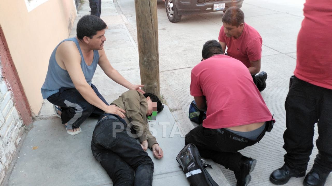 Paramédicos llegando a atender al joven que cayó desde una azotea. Foto: Especial/POSTAMX.