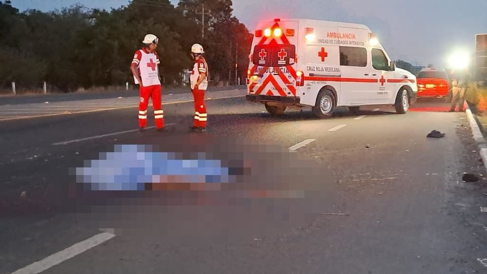 Paramédicos de Cruz Roja acudieron al lugar para brinda atención médica, pero ya no presentaba signos de vida el joven atropellado. Foto: SSPT