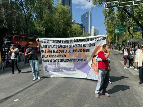 Transportistas cierran Paseo de la Reforma, acusan a dirigentes de no atenderlos