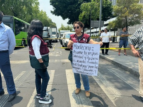 Trabajadores del Gobierno bloquean Fray Servando, exigen incremento salarial