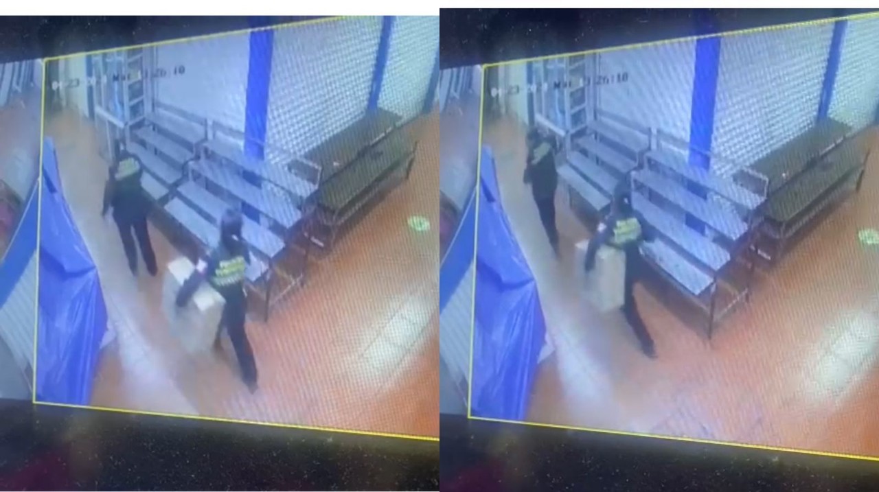 Los comerciantes del Mercado Gómez Palacio evidenciaron a las policías municipales que robaron dentro de uno de sus locales, las policías fueron removidas de su cargo. Foto: Especial.