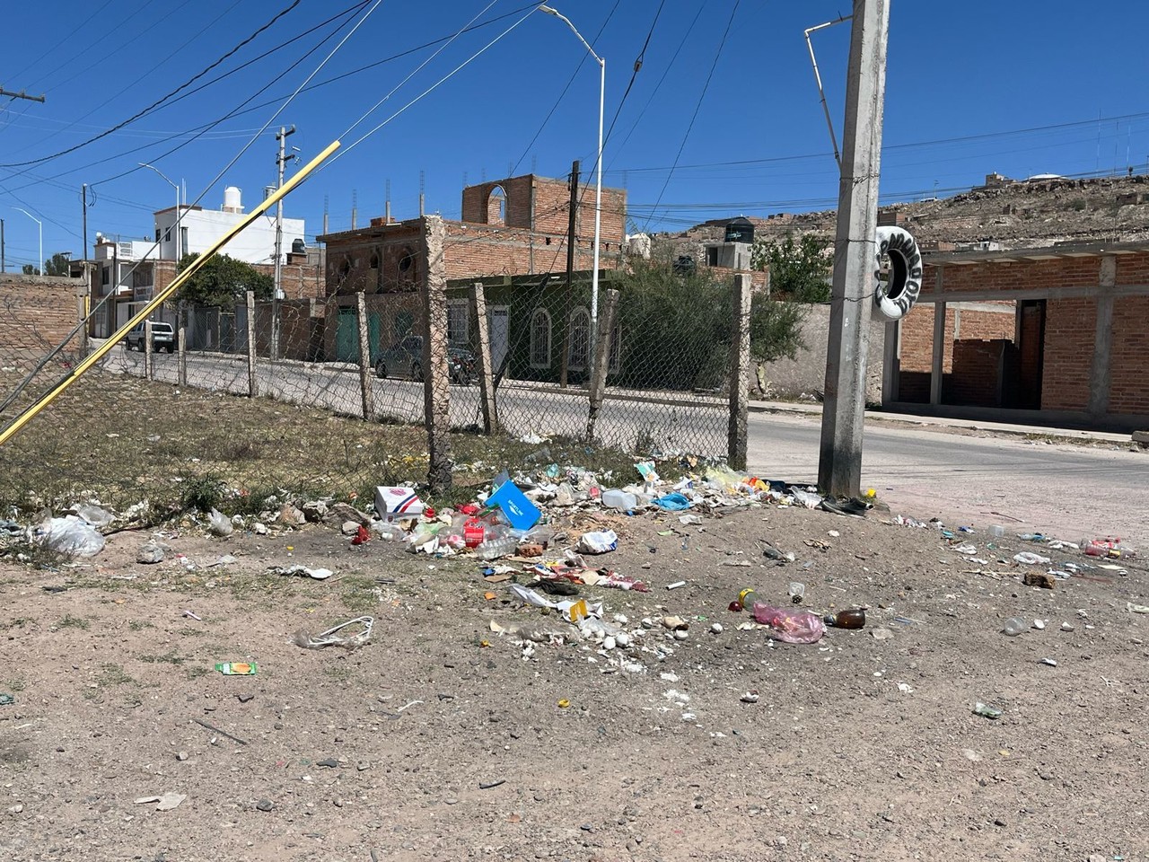 En las colonias de la ciudad existen focos de infección debido al cúmulo de basura qué hay en los lotes baldíos. Foto: Jesús Carrillo.