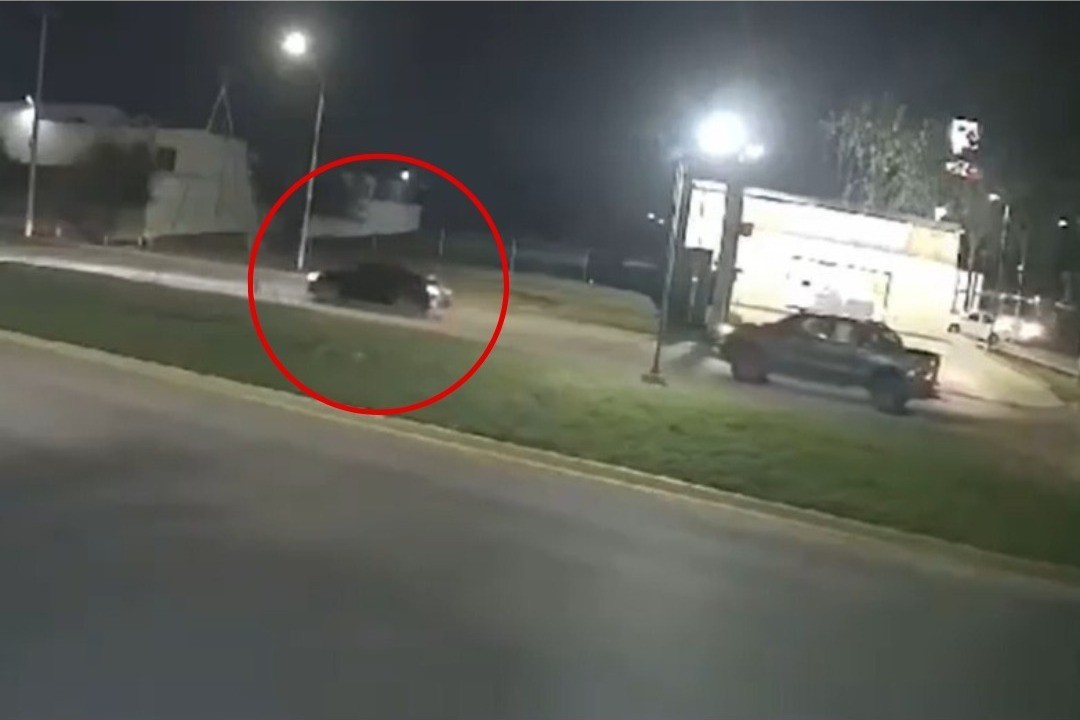 En redes sociales circula un video donde se observa como un hombre que conduce un Nissan Versa negro circula en reversa buscando chocar con otros vehículos. Foto: X @Apodaca_News.