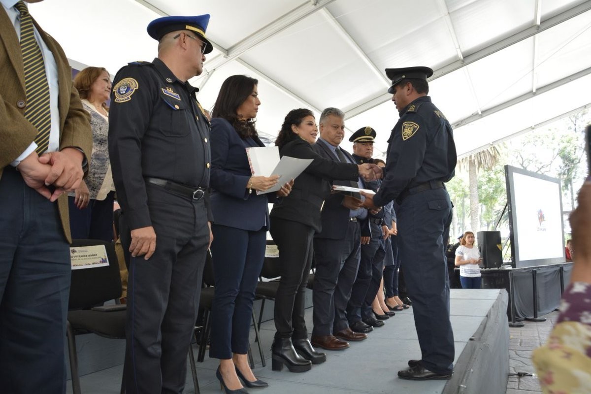 Brugada entrega reconocimientos a policías. Foto: @ClaraBrugadaM (archivo)