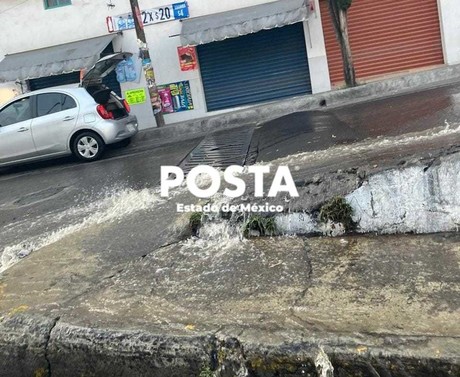 Mega fuga de agua en Naucalpan de Juárez: vecinos afectados