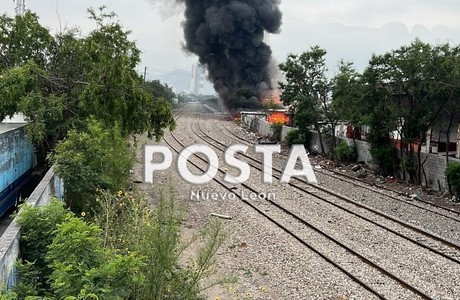 Incendio consume mercado campesino en Monterrey
