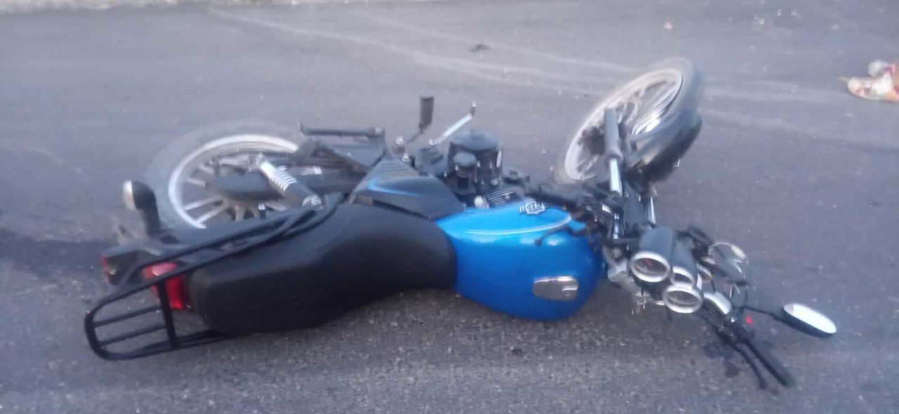 Una persona perdió la vida el domingo por la tarde luego de que la motocicleta en la que viajaba impactara contra una valla metálica.- Foto de redes sociales