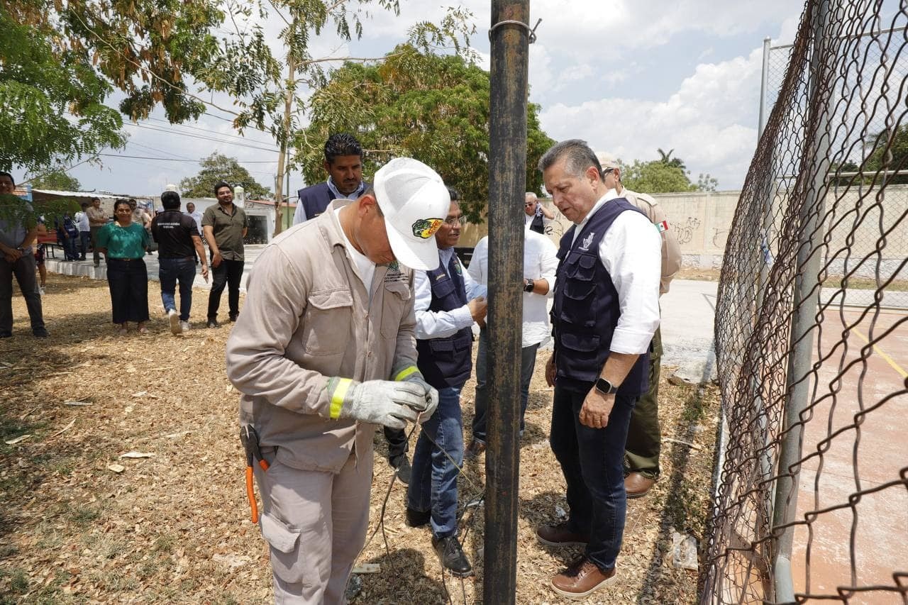 El alcalde de Mérida en su visita por los parques Col. Jardines de Nueva Mulsay y Juan Pablo II, para inspeccionar personalmente los trabajaos de mantenimiento. Foto: Ayuntamerida