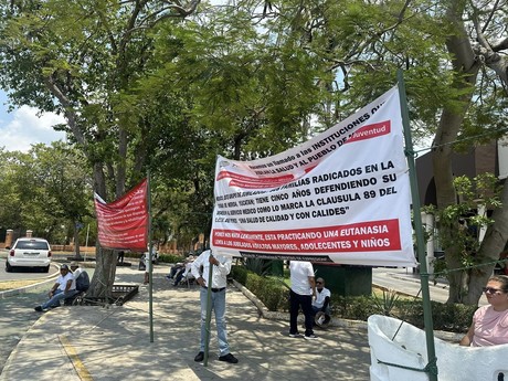 Jubilados de Pemex protestan en Mérida por la falta de servicios médicos