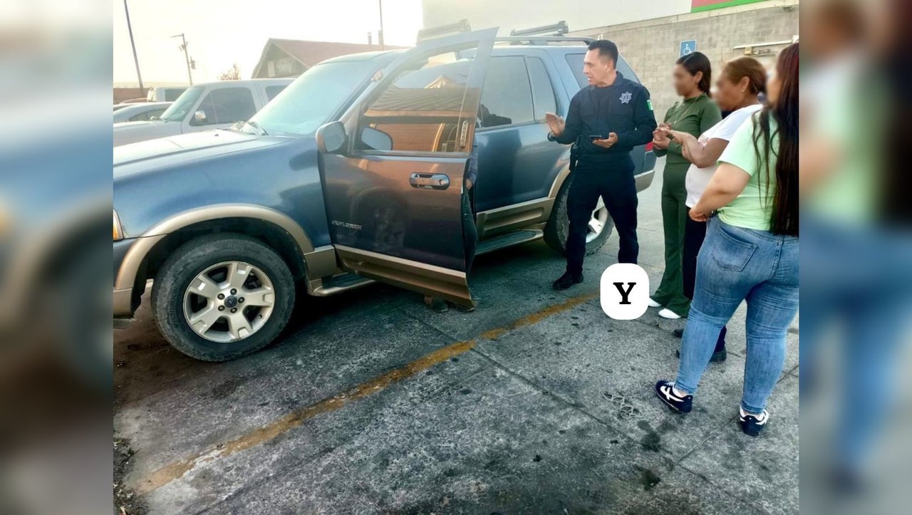 Policía y familiares de la víctima afuera del centro comercial donde fue encontrado Eduardo antes de que realizara el depósito. Foto: Facebook SSP Durango.