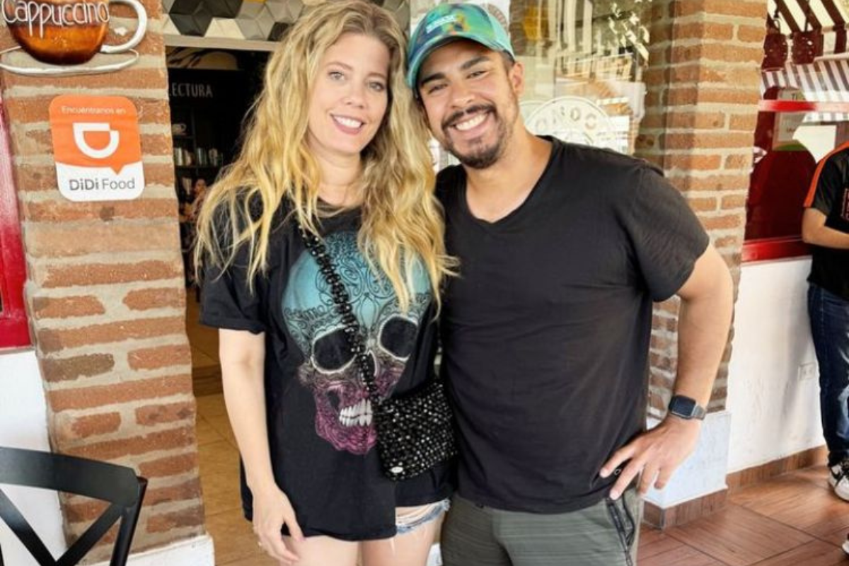 Lorna Cepeda junto a un admirador en Cabo San Lucas. Foto: Instagram / Rigger C. García