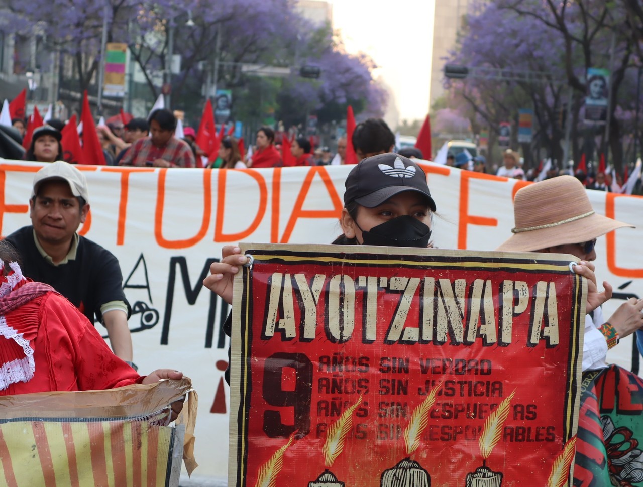Marcha por los 43 desaparecidos de Ayotzinapa. Foto: @ANUEE_MX